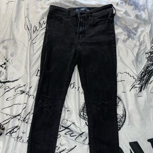 HOLLISTER DISTRESSED HIGH-RISE JEANS💙🌸